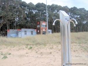 Playa de Rodiles: Salvamento y duchas