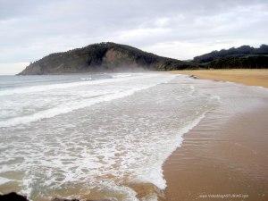 Playa de Rodiles: Olas espectaculares para bañistas y surferos
