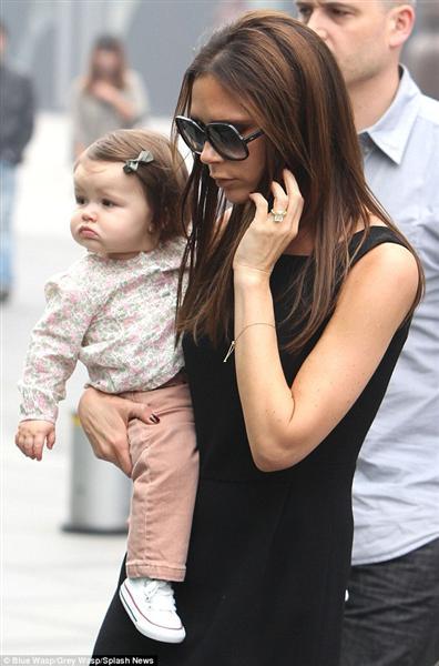 Victoria Beckham muy elegante con su LTB