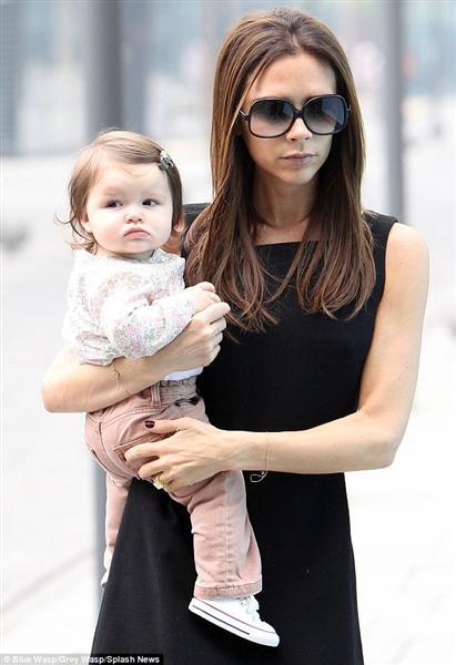 Victoria Beckham muy elegante con su LTB