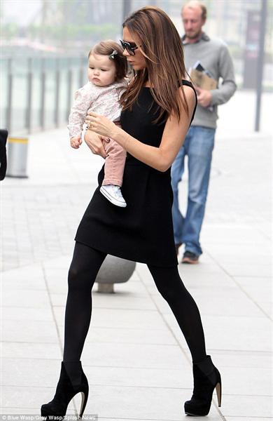 Victoria Beckham muy elegante con su LTB