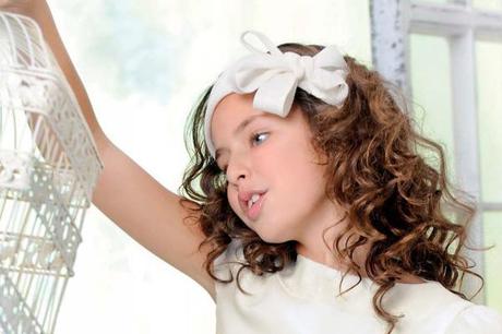 niña con diadema blanca en el pelo 
