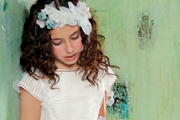 niña con flores blancas en el pelo