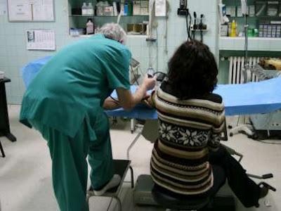 España retirará la sanidad de los indocumentados