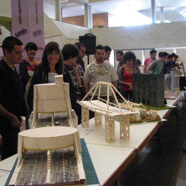 Una idea fascinante, para reciclar los palitos de helados, la del concurso de puentes de la Escuela de Ingenieria de Bilbao.