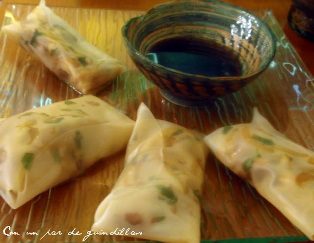 Rollitos de papel de arroz rellenos de presa ibérica