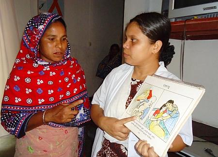  La enfermera Afroz asesora a una madre embarazada en el Centro Maternal de Aditmari. / Credit:Naimul Haq/IPS.