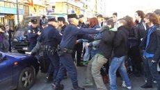 “Pégueme usted porque me he quedado quieto”. La resistencia pasiva será de atentado a la autoridad.