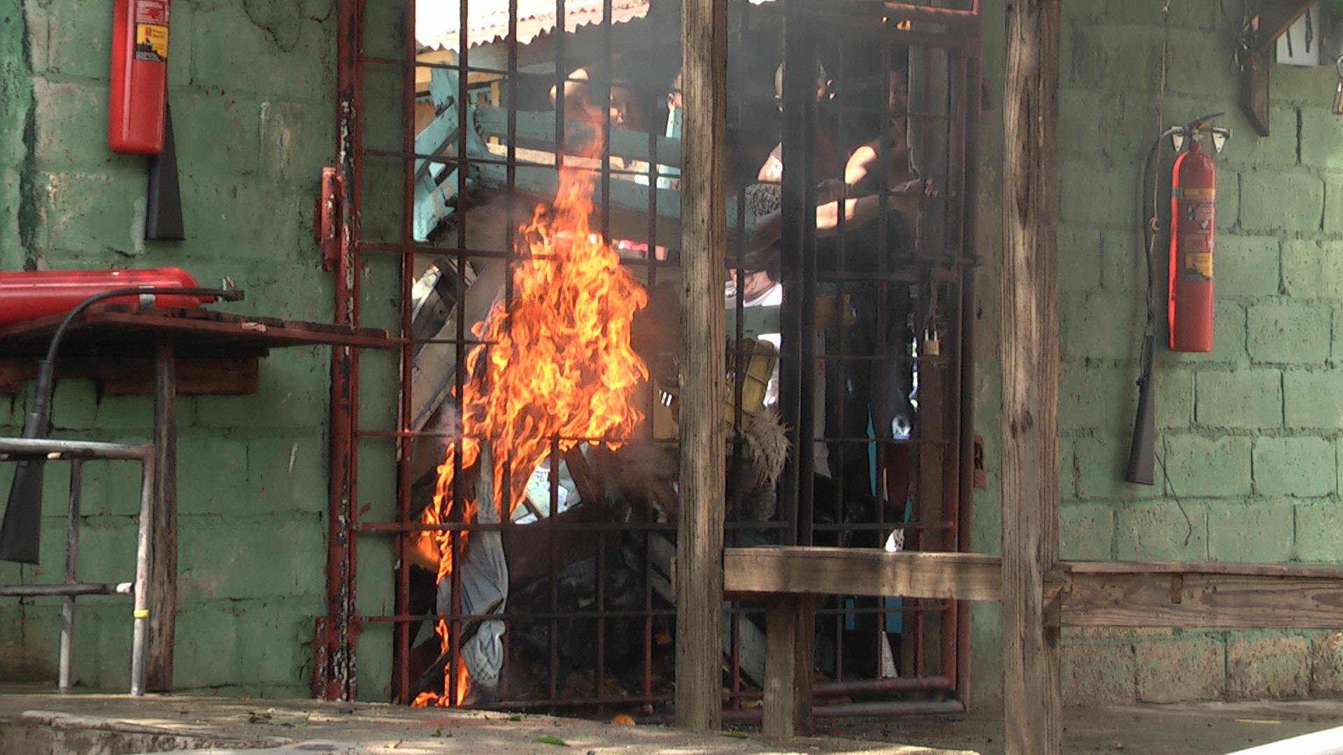 ALERTA: Motín en Fortaleza de La Romana, presos incendian celda