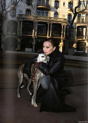 MONICA NARANJO y los GALGOS.