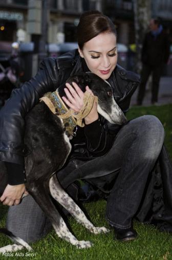MONICA NARANJO y los GALGOS.