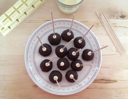 repostería con niños reciclar un bizcocho recetas postres de los viernes delikatissen recetas con sprinkles receta fácil de cakepops receta de cackepops receta con restos de bizcocho postres para niños postres cubiertos de chocolate blanco fotografía de postres decoración de postres decoración de cakepops cakepops con sprinkles bolitas de bizcocho de chocolate con nutella bizcocho de cacao 