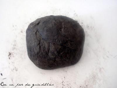 Tallarines negros con gambas y gulas