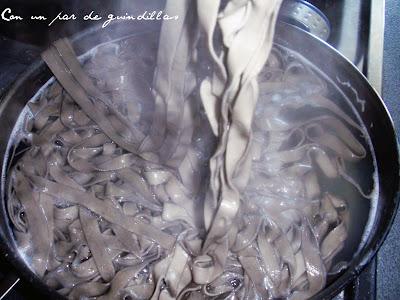 Tallarines negros con gambas y gulas