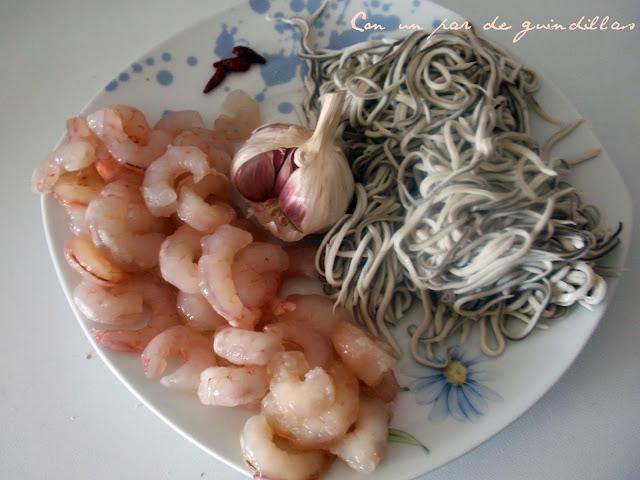 Tallarines negros con gambas y gulas