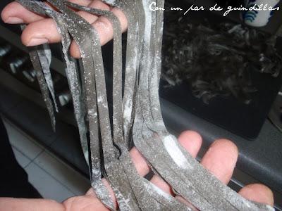 Tallarines negros con gambas y gulas