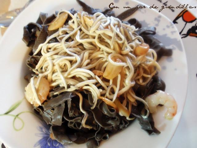 Tallarines negros con gambas y gulas