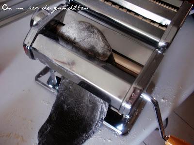 Tallarines negros con gambas y gulas