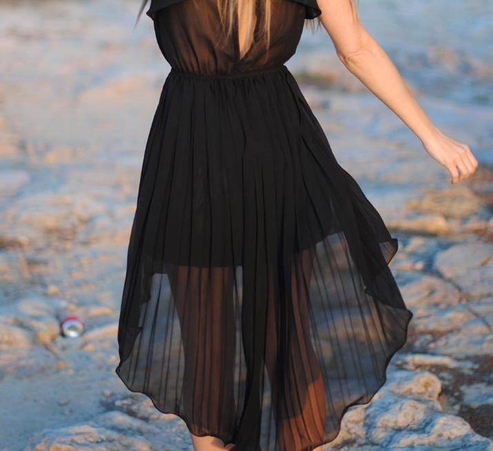 Pleated dress with transparent skirt by spanish fashion blog Mes Voyages à Paris