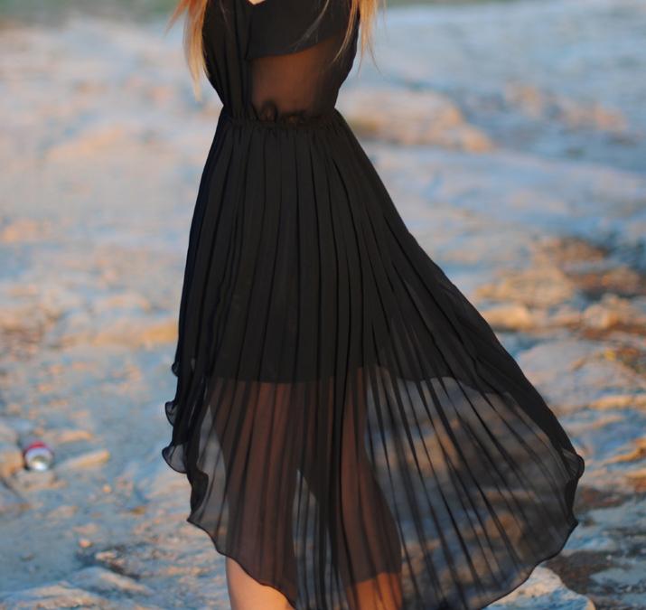 Pleated dress with transparent skirt by spanish fashion blog Mes Voyages à Paris