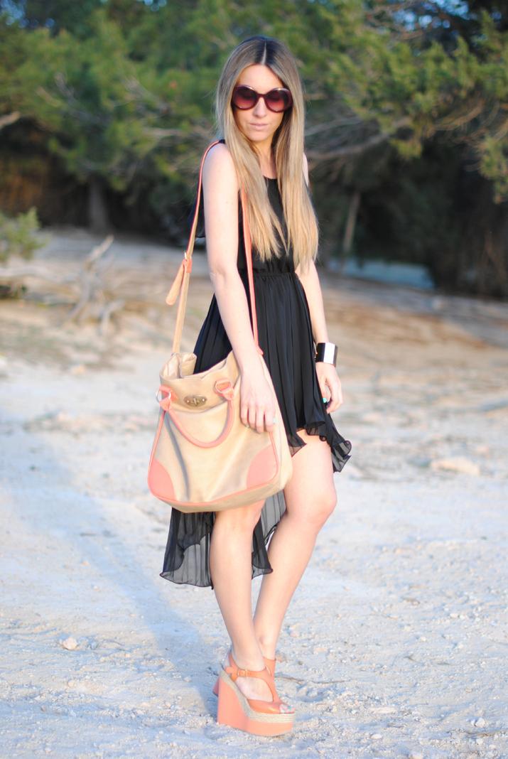 Vestido plisado semi transparente en el blog de moda Mes Voyages à Paris