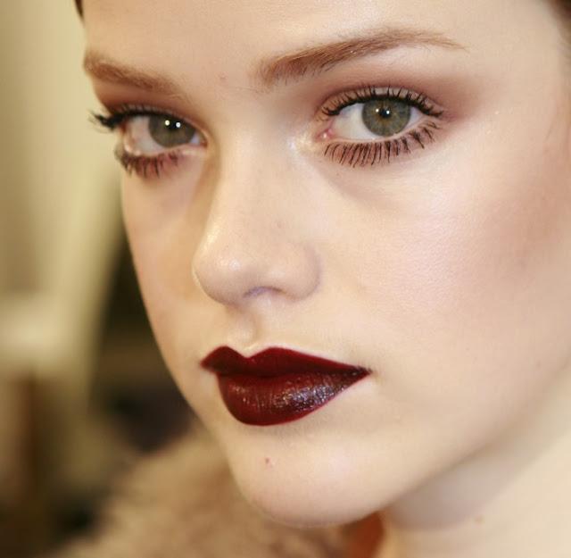 Bold lips en carmín.