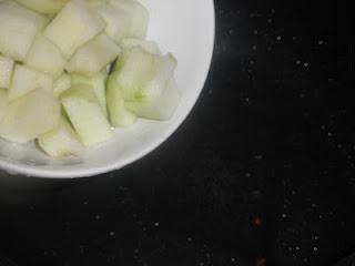 Linguine sobre cama de cebolla caramelizada al Oporto, coronados con una crema de manzana y confit de pato, finalizados con una reducción de Oporto