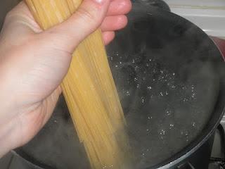 Linguine sobre cama de cebolla caramelizada al Oporto, coronados con una crema de manzana y confit de pato, finalizados con una reducción de Oporto