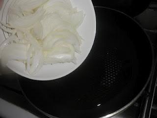 Linguine sobre cama de cebolla caramelizada al Oporto, coronados con una crema de manzana y confit de pato, finalizados con una reducción de Oporto