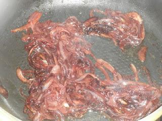 Linguine sobre cama de cebolla caramelizada al Oporto, coronados con una crema de manzana y confit de pato, finalizados con una reducción de Oporto