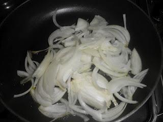Linguine sobre cama de cebolla caramelizada al Oporto, coronados con una crema de manzana y confit de pato, finalizados con una reducción de Oporto