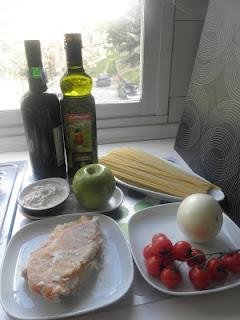 Linguine sobre cama de cebolla caramelizada al Oporto, coronados con una crema de manzana y confit de pato, finalizados con una reducción de Oporto
