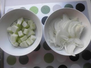 Linguine sobre cama de cebolla caramelizada al Oporto, coronados con una crema de manzana y confit de pato, finalizados con una reducción de Oporto