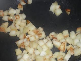 Linguine sobre cama de cebolla caramelizada al Oporto, coronados con una crema de manzana y confit de pato, finalizados con una reducción de Oporto
