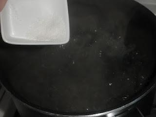 Linguine sobre cama de cebolla caramelizada al Oporto, coronados con una crema de manzana y confit de pato, finalizados con una reducción de Oporto