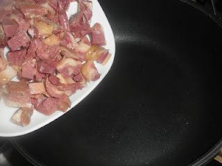 Linguine sobre cama de cebolla caramelizada al Oporto, coronados con una crema de manzana y confit de pato, finalizados con una reducción de Oporto