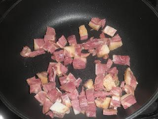 Linguine sobre cama de cebolla caramelizada al Oporto, coronados con una crema de manzana y confit de pato, finalizados con una reducción de Oporto