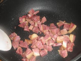 Linguine sobre cama de cebolla caramelizada al Oporto, coronados con una crema de manzana y confit de pato, finalizados con una reducción de Oporto