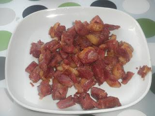 Linguine sobre cama de cebolla caramelizada al Oporto, coronados con una crema de manzana y confit de pato, finalizados con una reducción de Oporto