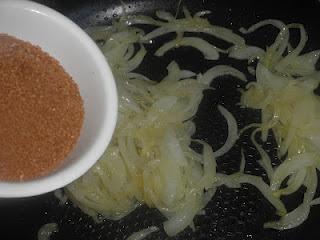 Linguine sobre cama de cebolla caramelizada al Oporto, coronados con una crema de manzana y confit de pato, finalizados con una reducción de Oporto