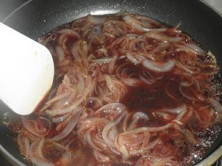 Linguine sobre cama de cebolla caramelizada al Oporto, coronados con una crema de manzana y confit de pato, finalizados con una reducción de Oporto