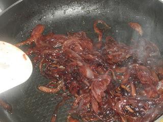 Linguine sobre cama de cebolla caramelizada al Oporto, coronados con una crema de manzana y confit de pato, finalizados con una reducción de Oporto