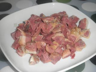 Linguine sobre cama de cebolla caramelizada al Oporto, coronados con una crema de manzana y confit de pato, finalizados con una reducción de Oporto