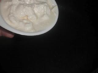 Linguine sobre cama de cebolla caramelizada al Oporto, coronados con una crema de manzana y confit de pato, finalizados con una reducción de Oporto