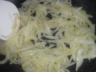 Linguine sobre cama de cebolla caramelizada al Oporto, coronados con una crema de manzana y confit de pato, finalizados con una reducción de Oporto