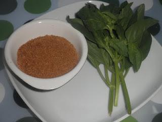 Linguine sobre cama de cebolla caramelizada al Oporto, coronados con una crema de manzana y confit de pato, finalizados con una reducción de Oporto