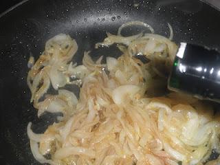 Linguine sobre cama de cebolla caramelizada al Oporto, coronados con una crema de manzana y confit de pato, finalizados con una reducción de Oporto