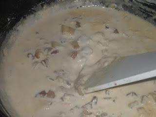 Linguine sobre cama de cebolla caramelizada al Oporto, coronados con una crema de manzana y confit de pato, finalizados con una reducción de Oporto