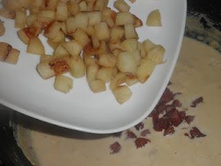 Linguine sobre cama de cebolla caramelizada al Oporto, coronados con una crema de manzana y confit de pato, finalizados con una reducción de Oporto