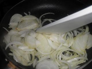 Linguine sobre cama de cebolla caramelizada al Oporto, coronados con una crema de manzana y confit de pato, finalizados con una reducción de Oporto